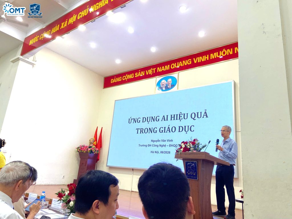 Diễn giả trình bày tham luận ứng dụng AI hiệu quả trong giáo dục trên hệ thống LMS