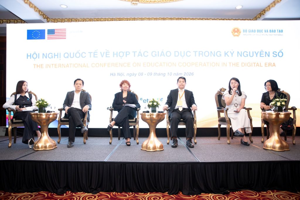 Ảnh chụp các khách mời đại biểu ngồi trên sân khấu trả lời câu hỏi và thảo luận tại tọa đàm, từ trái sang phải gồm có MC và các đại biểu: GS.TS Lê Anh Vinh, Viện trưởng Viện Chiến lược và Chính sách Giáo dục; Bà Nguyễn Thị Tú, Giám đốc tổ chức AEA; Ông Hà Duy Bình, Trưởng ban hỗ trợ và cố vấn chuyển đổi số, TP. HCM; Bà Đỗ Thị Thu Hương, Giám đốc Quan hệ Chính phủ, Intel Việt Nam; Bà Đậu Thúy Hà, Chủ tịch OMT