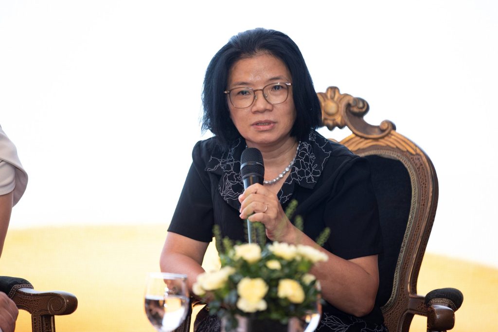 Bà Đậu Thúy Hà phát biểu tại tọa đàm